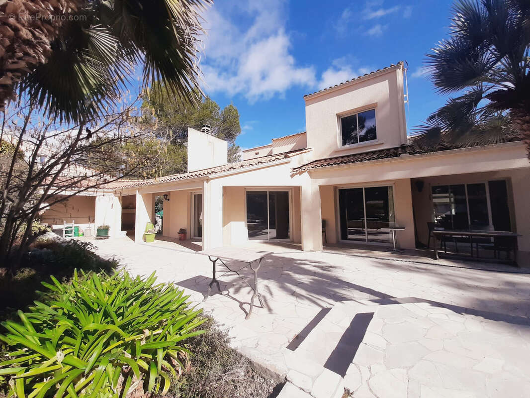 Maison à SAINT-CLEMENT-DE-RIVIERE