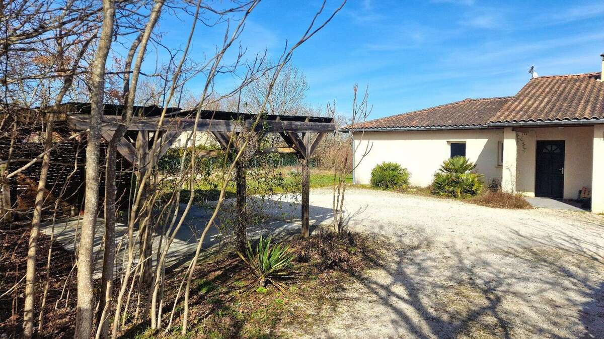 CIEURAC  Une maison où le printemps prend tout son sens - photo 2