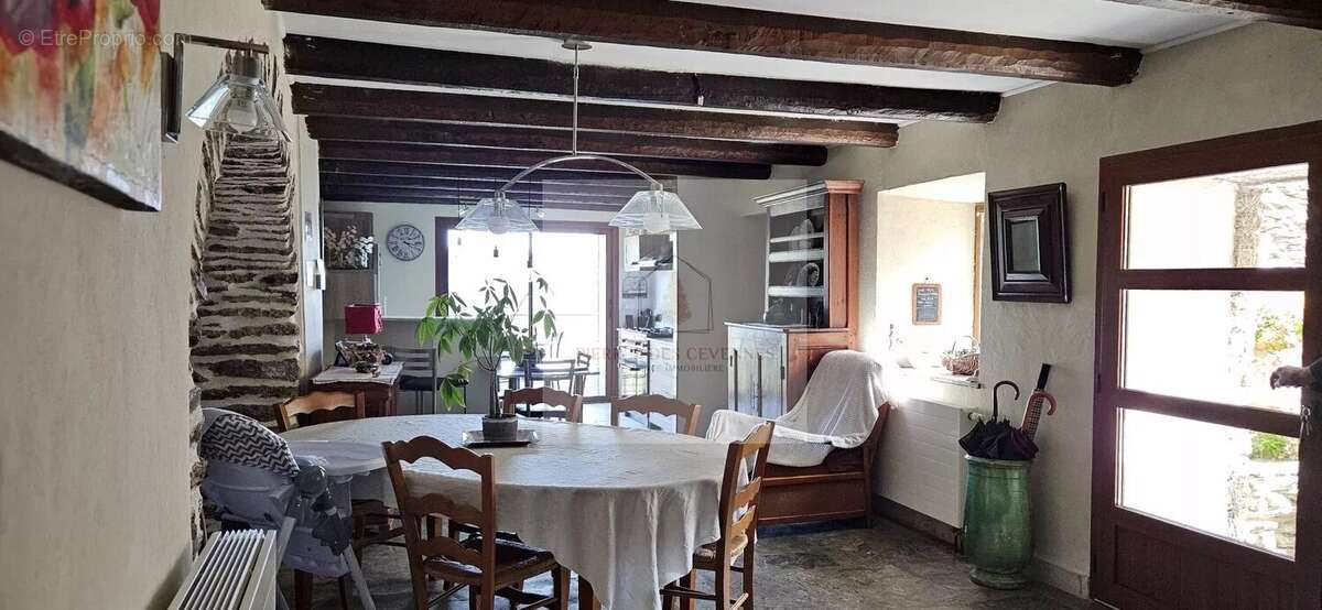 Maison à LE COLLET-DE-DEZE