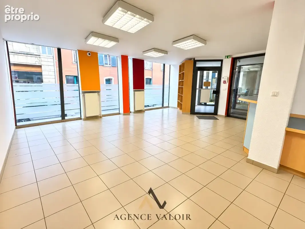 Local commercial TBE 215m2, double entrée, séparable - photo 1