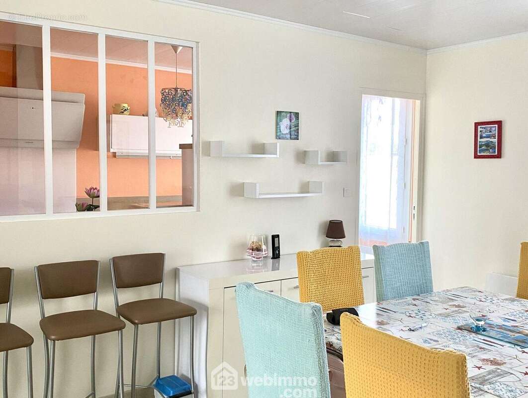 Espace salle à manger attenant à la cuisine séparée. - Maison à LES SABLES-D&#039;OLONNE