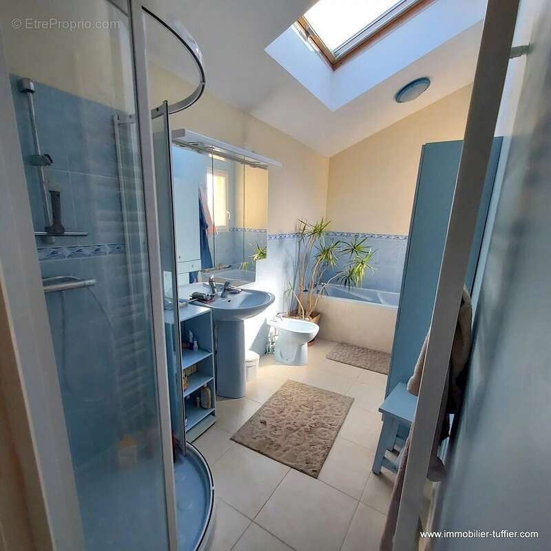 Maison à NEUVILLE-SUR-SARTHE