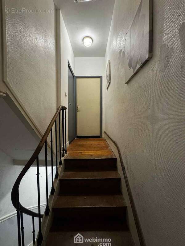 Escalier menant au premier étage et au deuxième appartement - Appartement à SAINT-QUENTIN