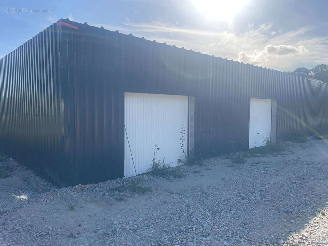 Parking à SAINT-JEAN-BREVELAY