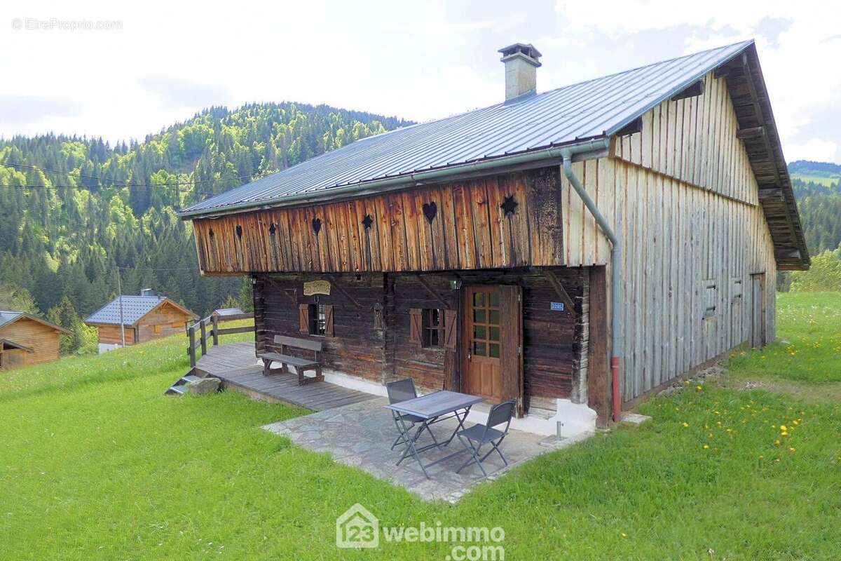 Accessible toute l'année, il offre un cadre de vie paisible - Maison à UGINE