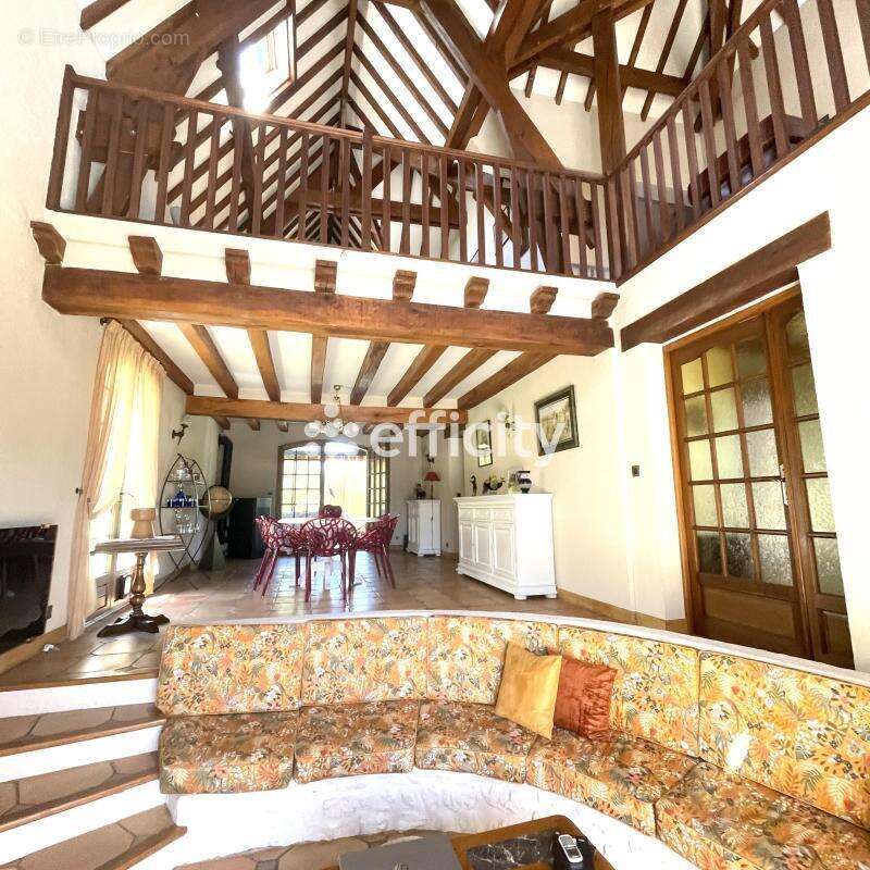 Maison à VER-SUR-LAUNETTE