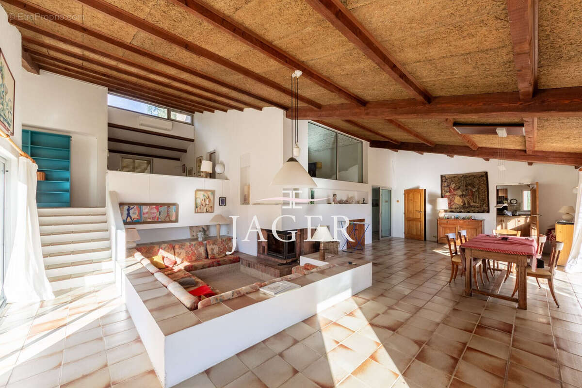 Maison 450 m² à Cogolin  - photo 5