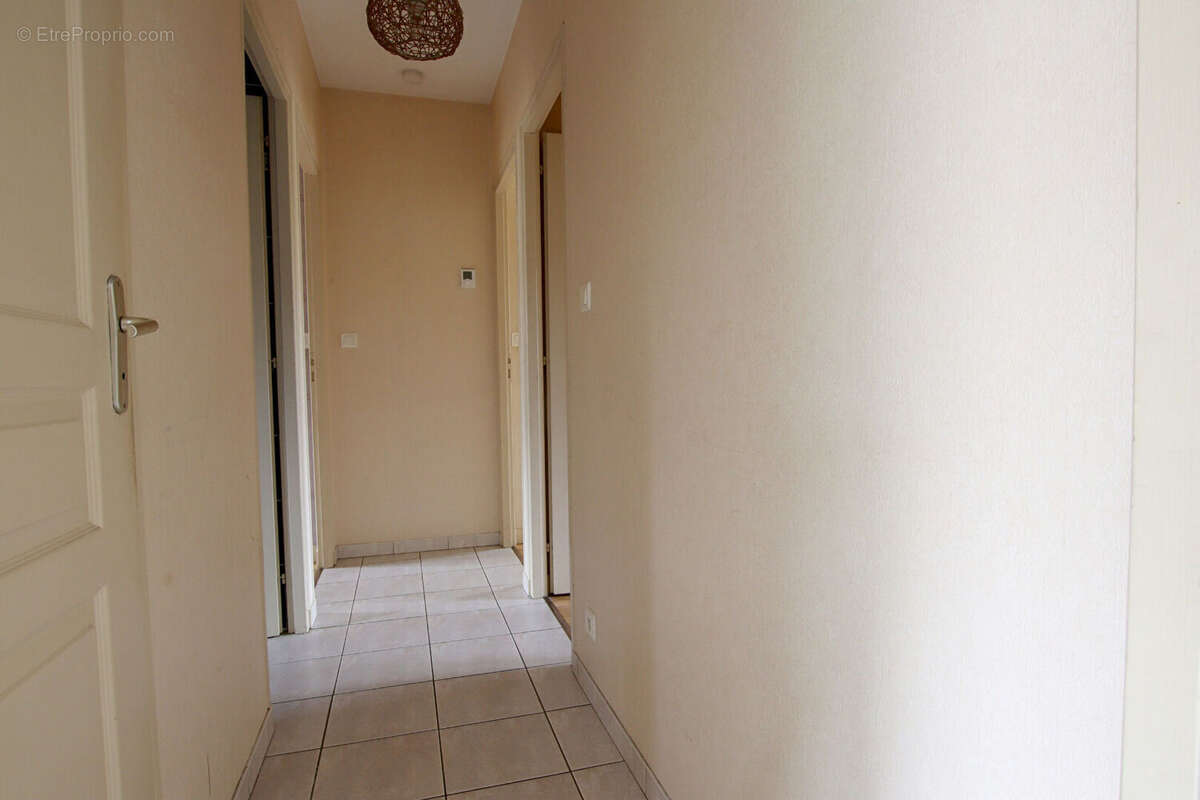 Vouillé bourg : maison 3 chambres avec garage et jardin clos. - photo 10