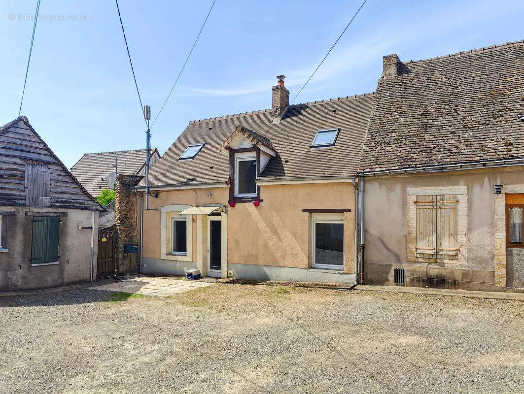 Maison à MONTFORT-LE-GESNOIS