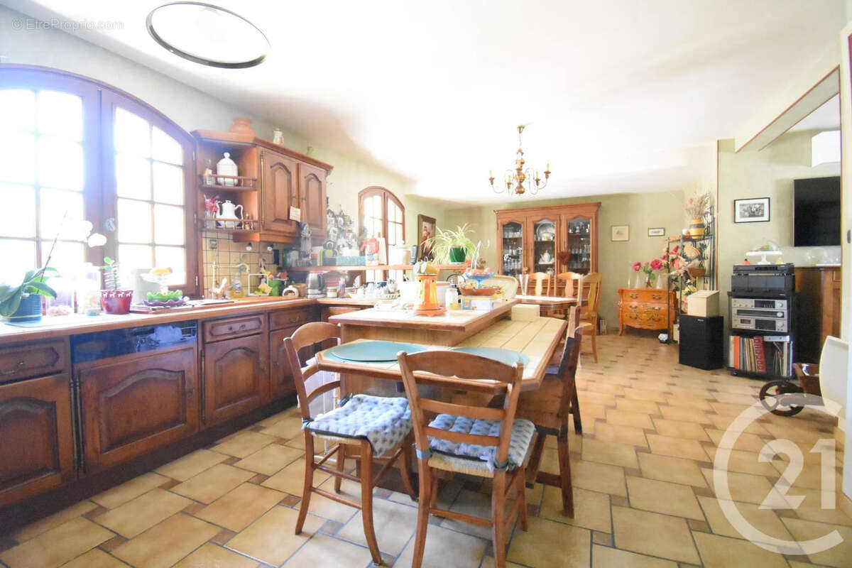 Maison 148 m² à Saint-Christophe  - photo 3