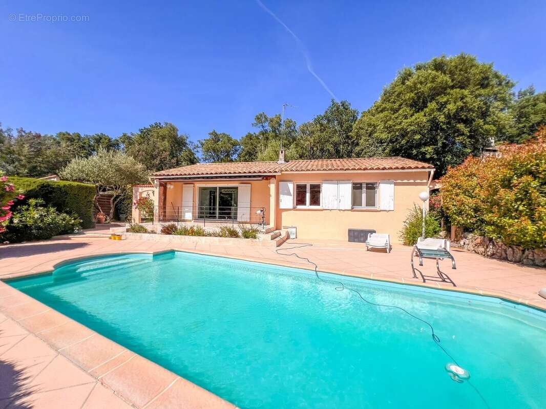 BAGNOLS EN FORET - Villa plain-pied avec piscine - photo 2