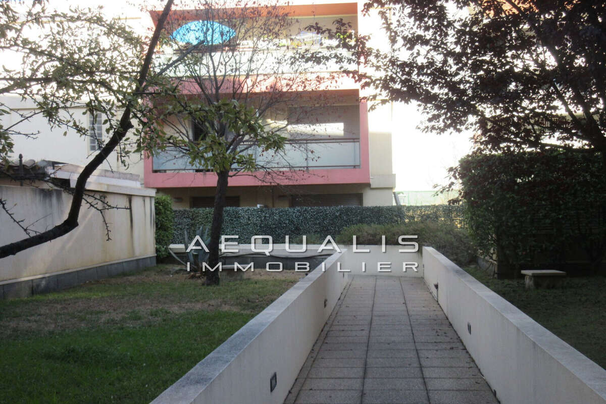 Appartement à SAINT-LAURENT-DU-VAR