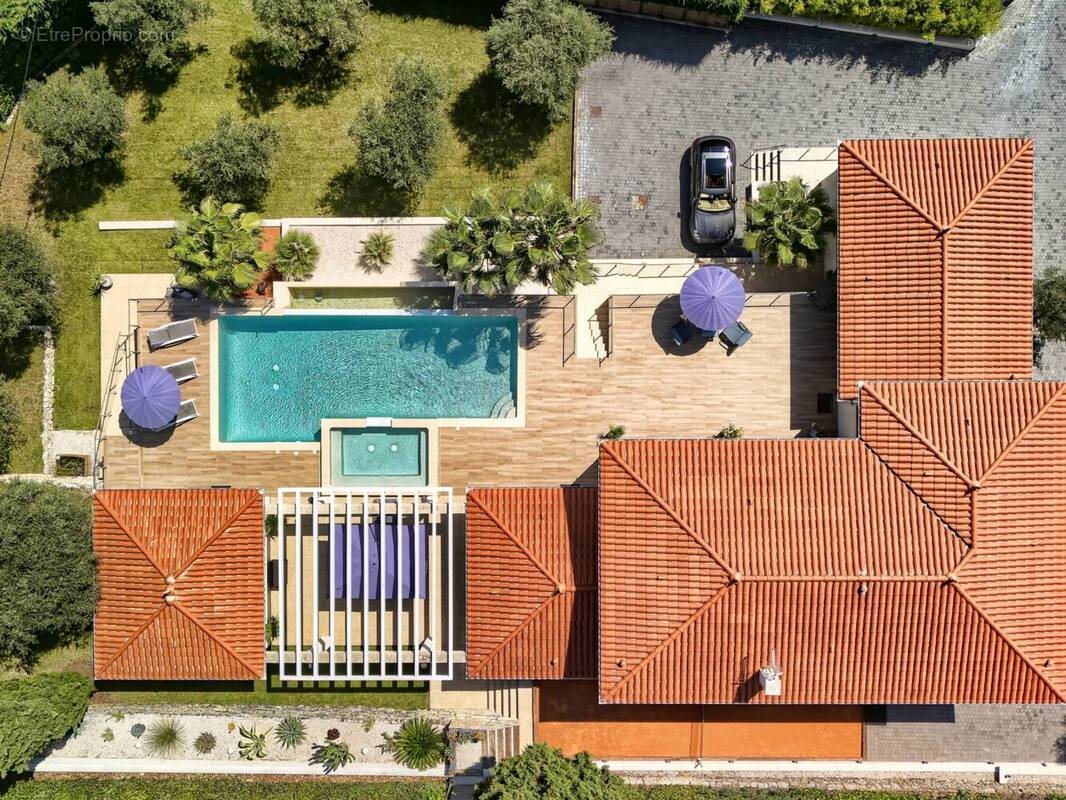 Maison à CHATEAUNEUF-GRASSE