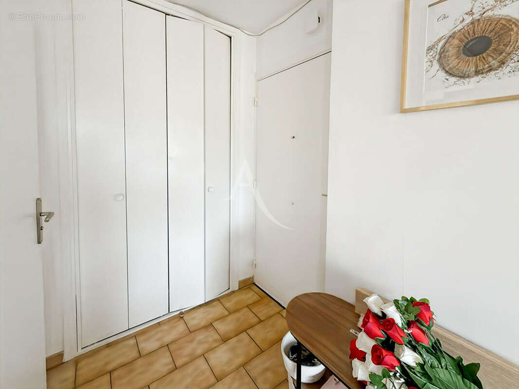 Appartement Le Cannet 1 pièce 27.41 m2 terrasse ouest cave commerces - photo 4