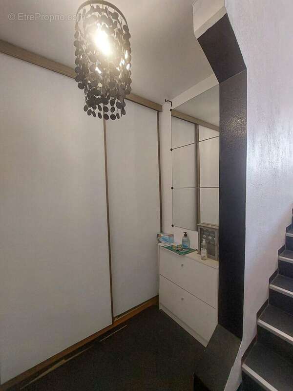 SAS d'entrée et rangement - Appartement à SARTROUVILLE