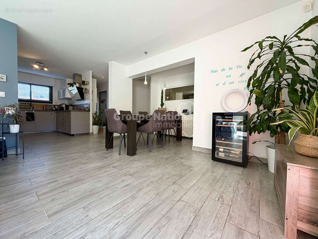 Maison T4/5 de plain-pied avec piscine et double garage - photo 5