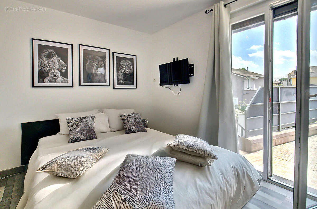 Janneyrias, maison de charme rénovée avec goût - photo 8