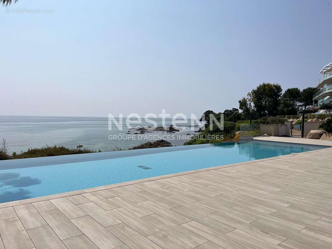 Appartement 3 pièces de 74 m2 situé en bordure de mer au centre du village, à l'entrée du port. - photo 22