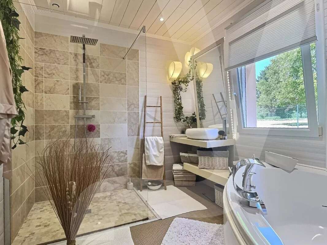 Maison 205 m² – Piscine – Terrain 2 000 m² - photo 9