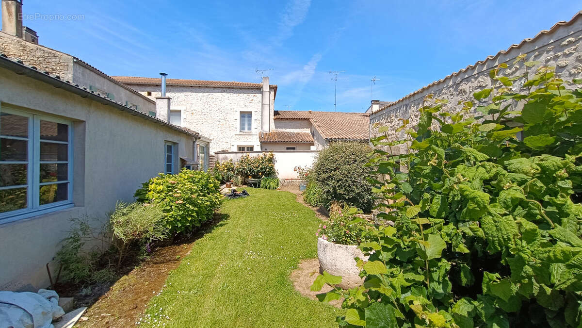 Maison à SAINT-GENIS-DE-SAINTONGE