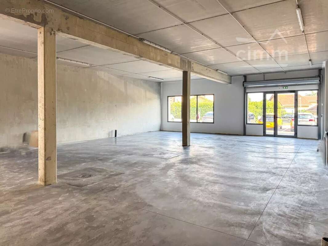 Commerce à LA TERRASSE