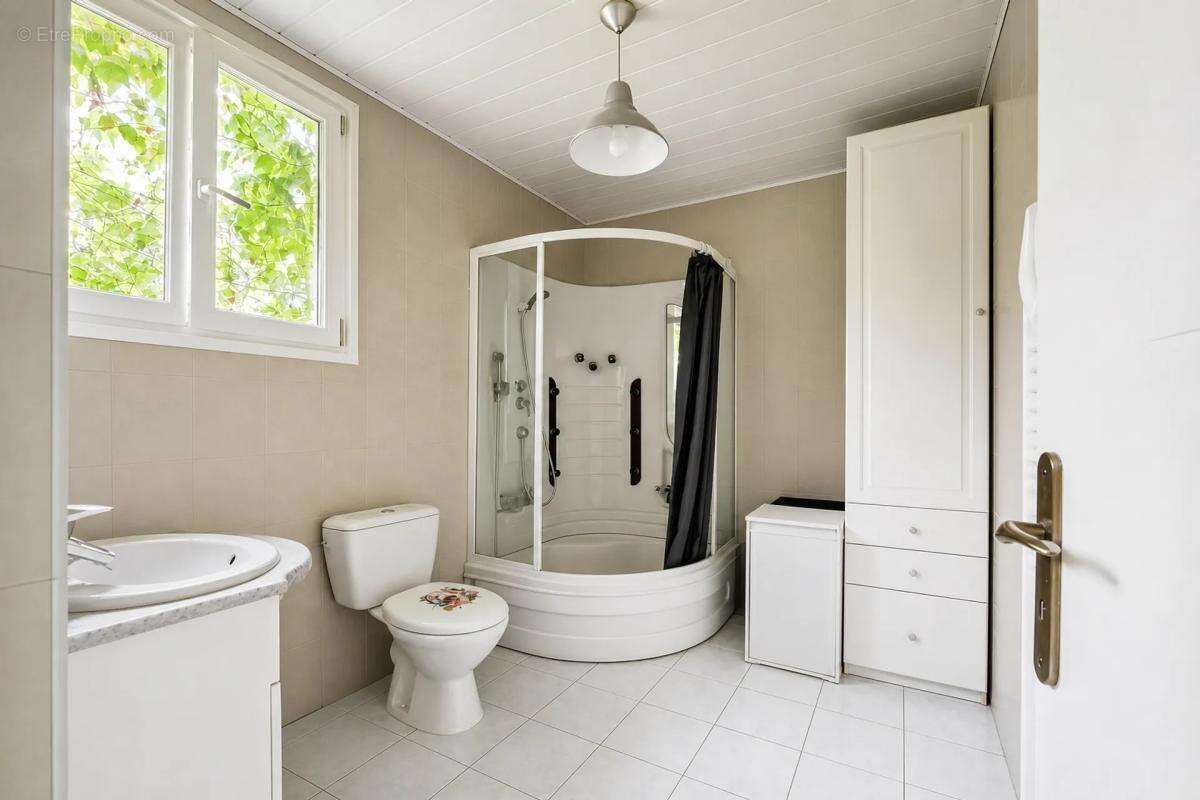 Maison de 8 pièces de 189 m² à Saint-Saturnin - photo 17