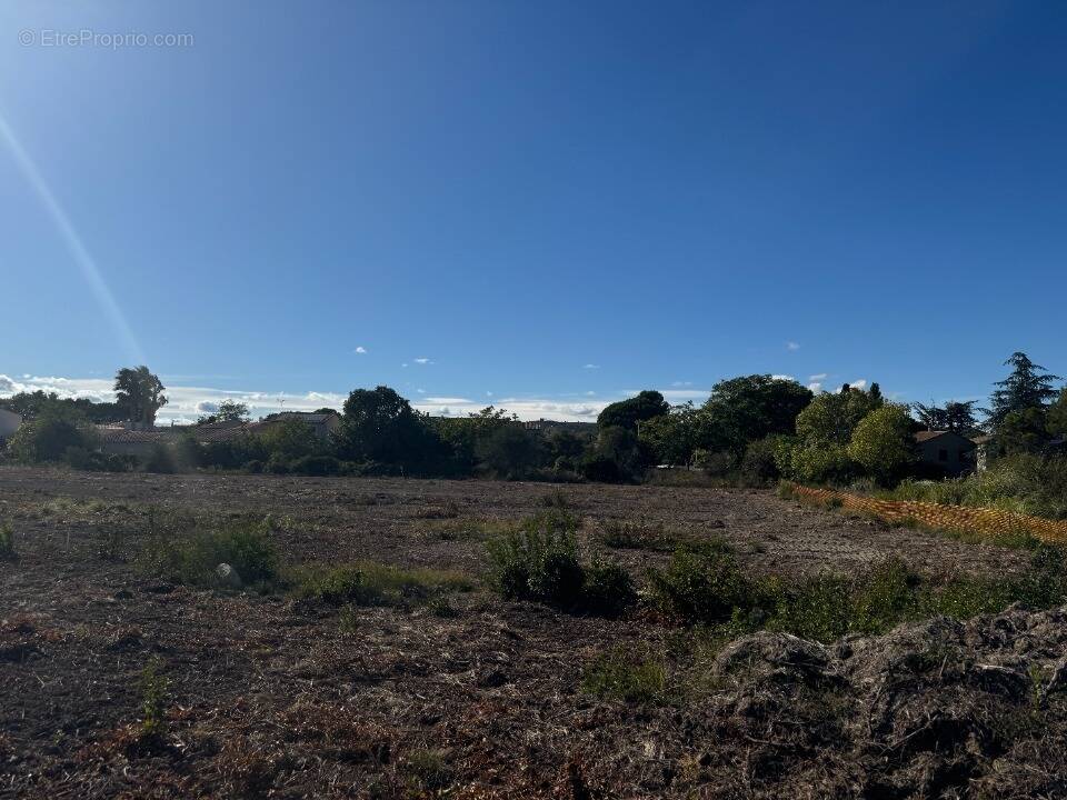Terrain à POUSSAN