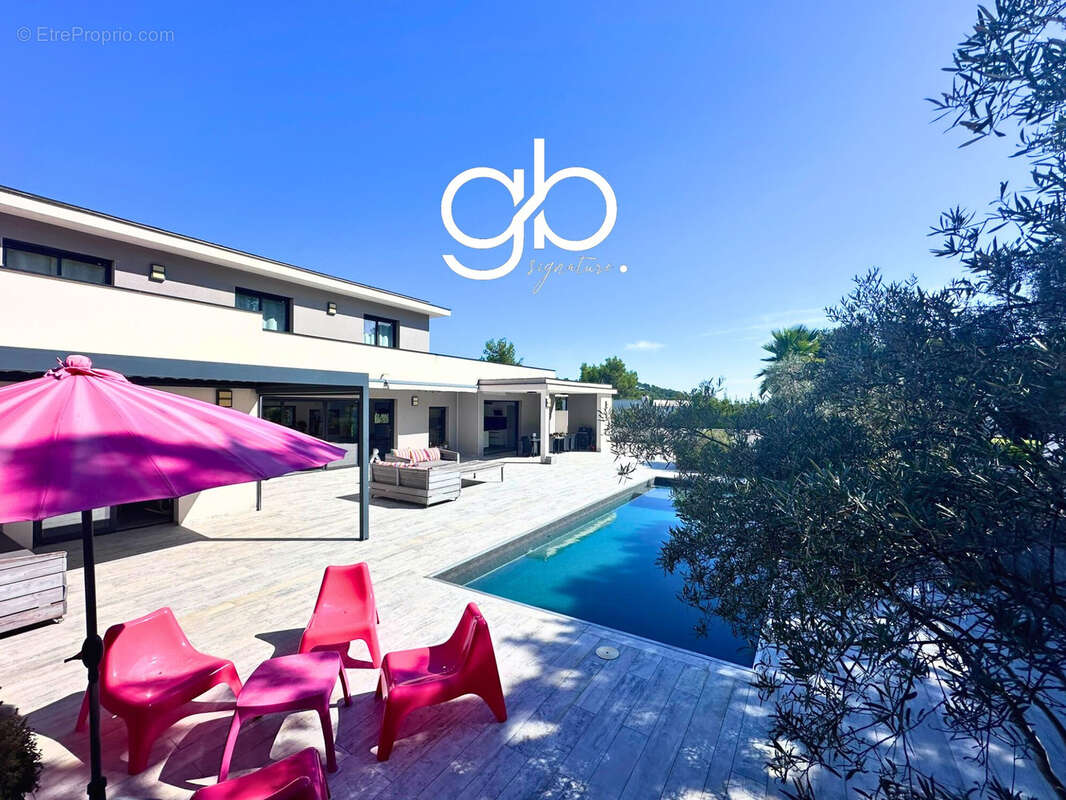 Maison à SAINT-CLEMENT-DE-RIVIERE