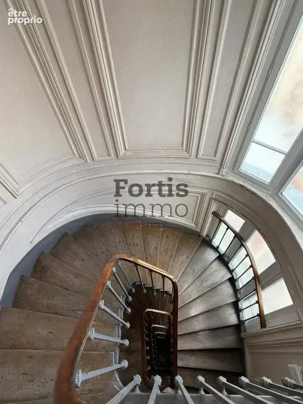 Paris 2 - rue saint-denis - deux pieces au dernier etage - photo 10
