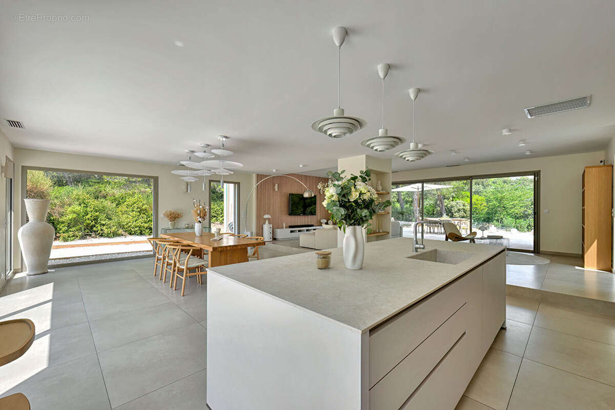 Villa Contemporaine Nimes-186 m2 + garage -Terrain 4445 m2 - photo 9