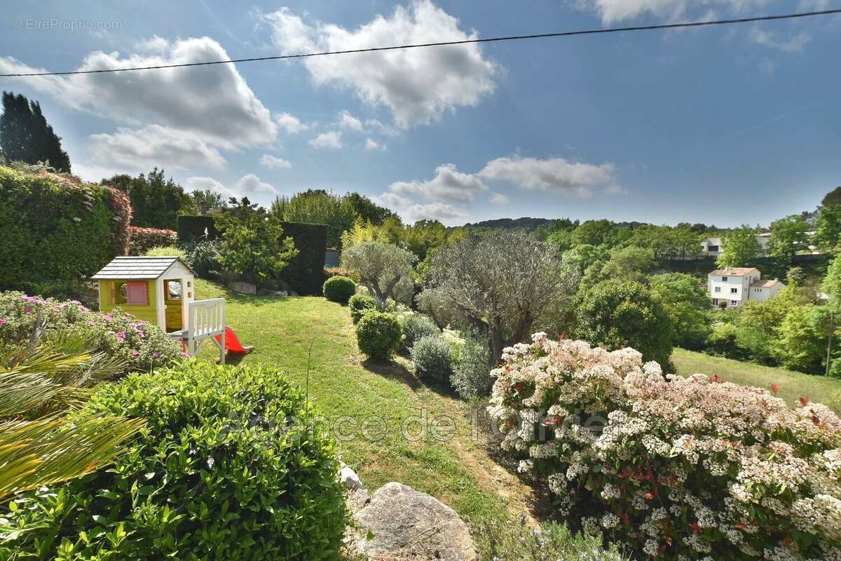 Maison à CHATEAUNEUF-GRASSE