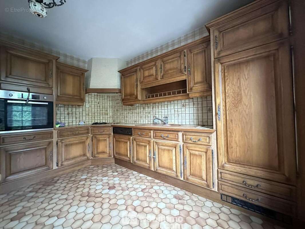 A ses cotés, la cuisine entièrement équipée de 12 m² - Maison à LAON