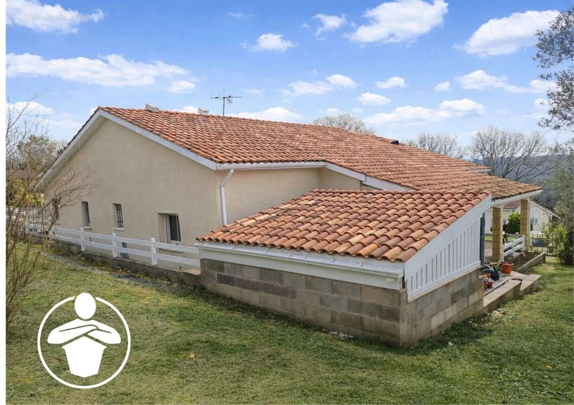 Maison à SAINT-HILAIRE-DE-LUSIGNAN