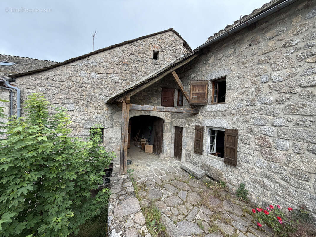 Maison à RIEUTORT-DE-RANDON