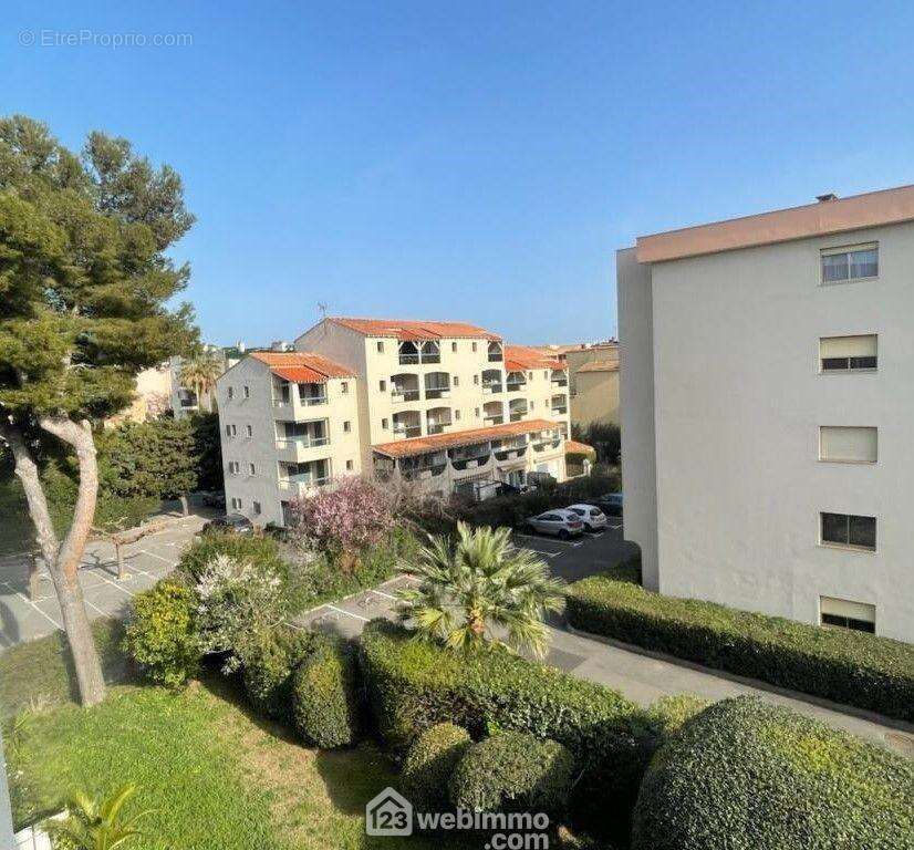 Terrasse au calme avec vue sur un cadre résidentiel verdoyant. - Appartement à SAINTE-MAXIME