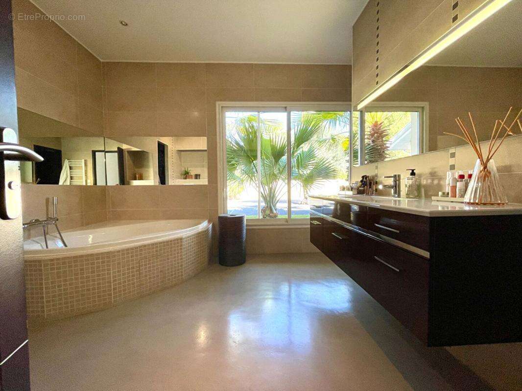 Superbe Villa Cestas 5 pièce(s) 252 m2 + garages + piscine - photo 12