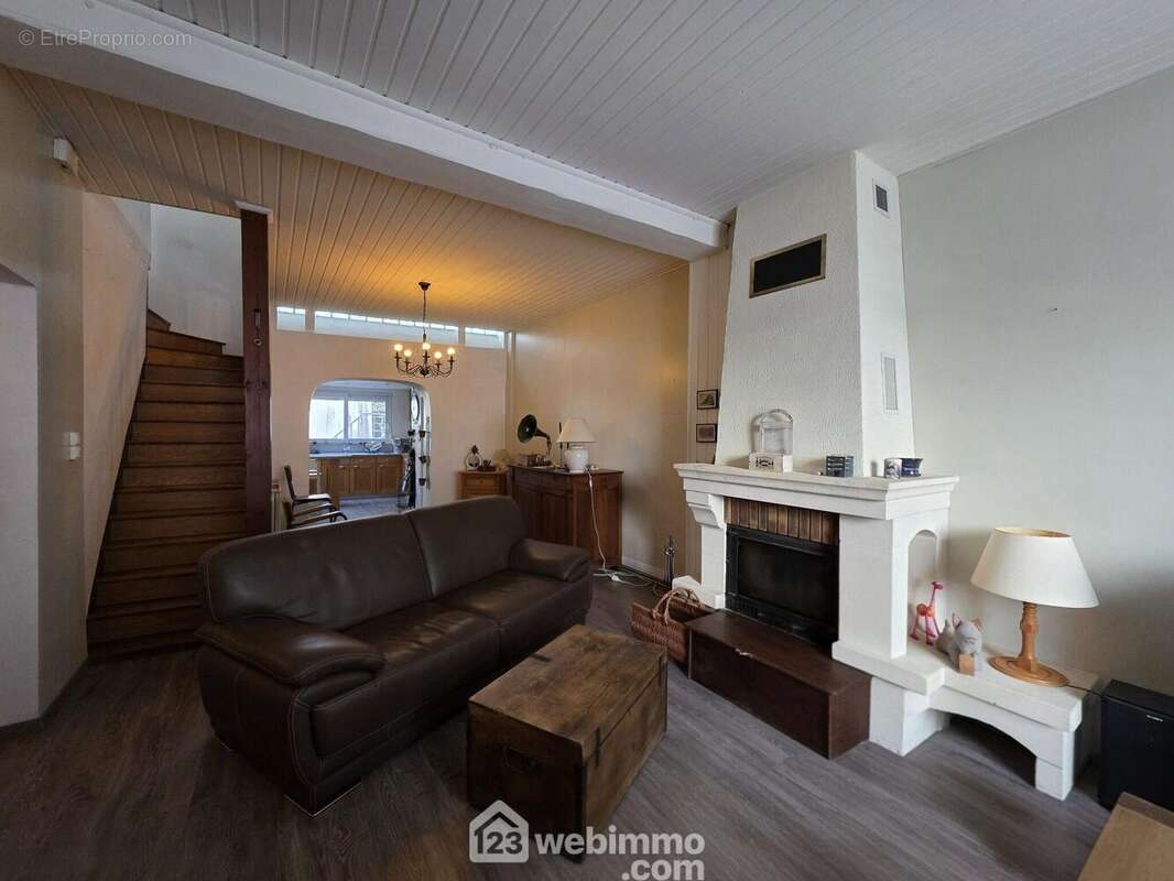 Une pièce conviviale, baignée de lumière naturelle, ouverte sur la cuisine pour des repas partagés en toute simplicité - Maison à SAINT-QUENTIN