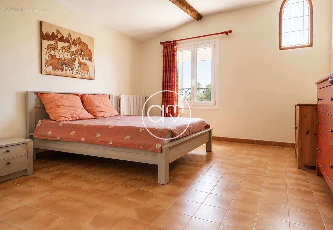 SOLLIES-PONT - Maison familiale de 160m2 avec jardin, terrasse, garage et stationnements - photo 7
