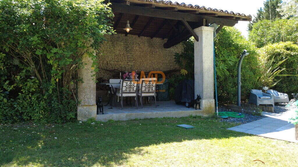 Maison de charme avec piscine et dépendances – 218 m² – (17400) - photo 18