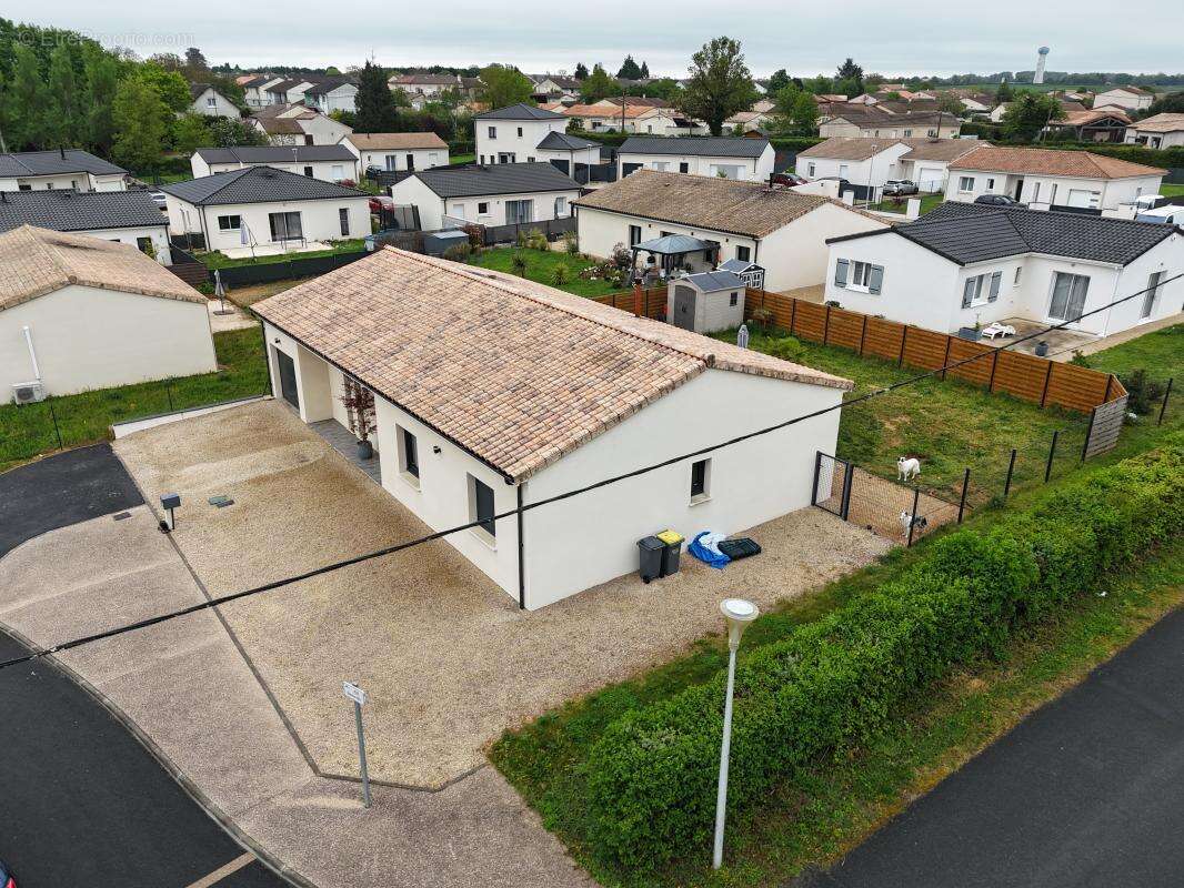 Maison à ROCHES-PREMARIE-ANDILLE