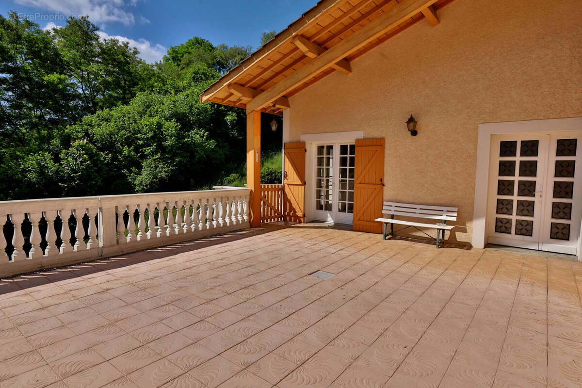 Maison de Type 4 - 149 m2 habitables - Terrain 12950m2 - photo 4