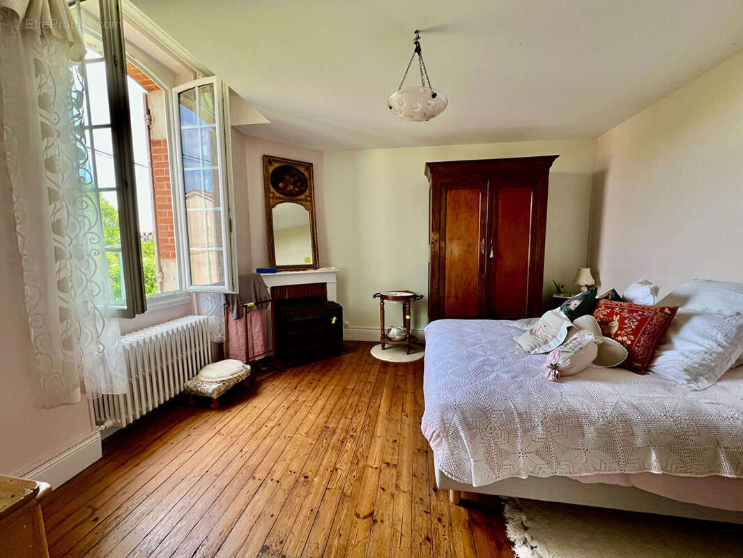 Découvrez cette agréable maison de ville entièrement rénovée récemment, offrant environ 142 m² habitables et un cadre de vie pra - photo 12