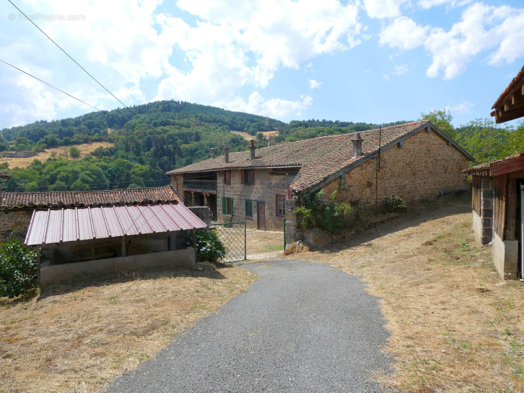 Très belle ferme de caractère indépendante avec grandes dépendances et 5 000 m2 de terrain - photo 3