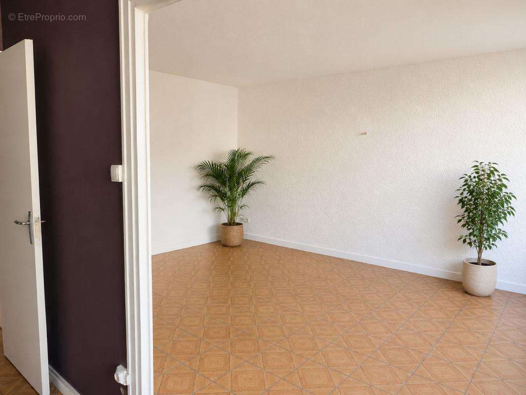  T3 lumineux de 85 m² avec balcon – À deux pas du centre de Gréoux-les-Bains - photo 3