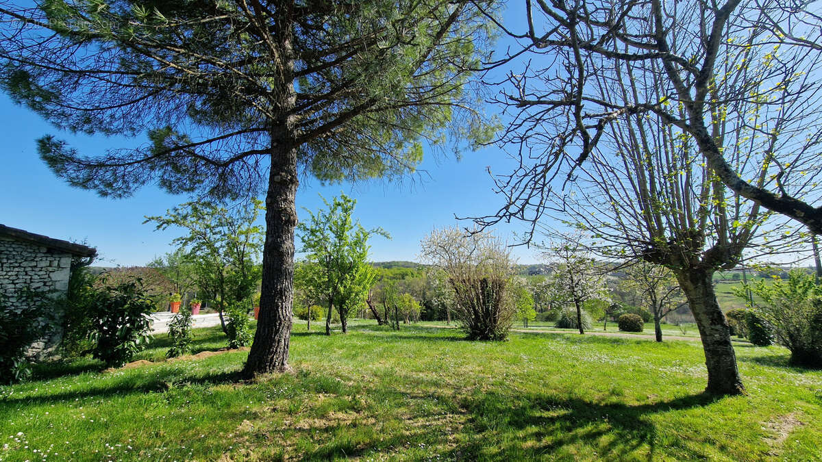 Maison à MONTMOREAU-SAINT-CYBARD