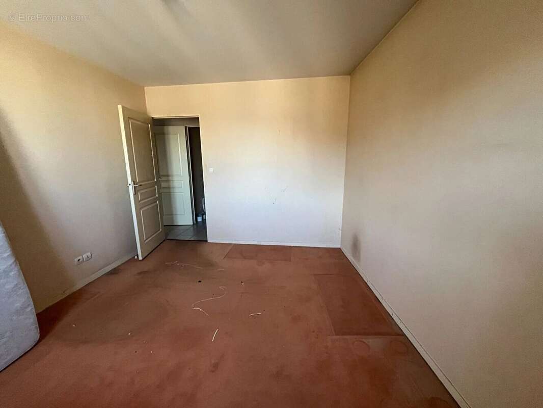 Appartement à MONDONVILLE-SAINT-JEAN