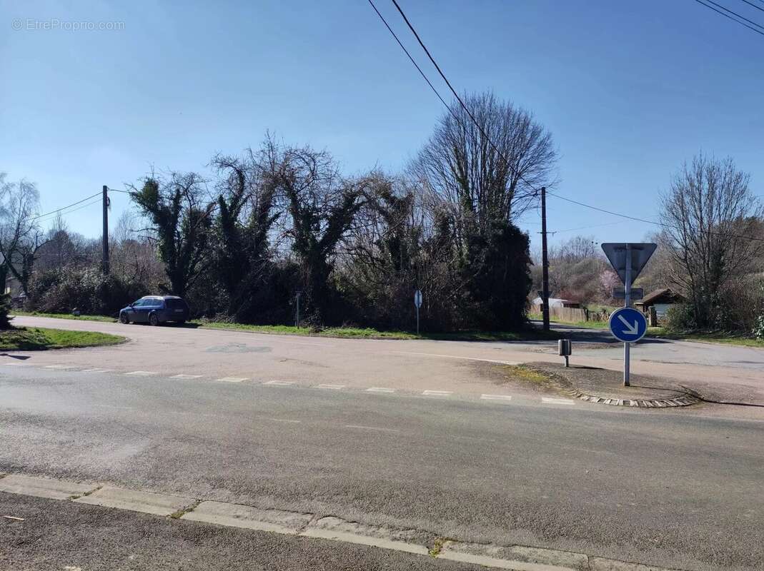 Terrain à PIEGUT-PLUVIERS