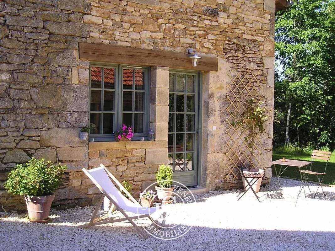 Sarlat- propriété comprenant 8 chambres- dont 5 chambres d'hôtes- 7 salles de bains- piscine- 13047m² de terrain - photo 6