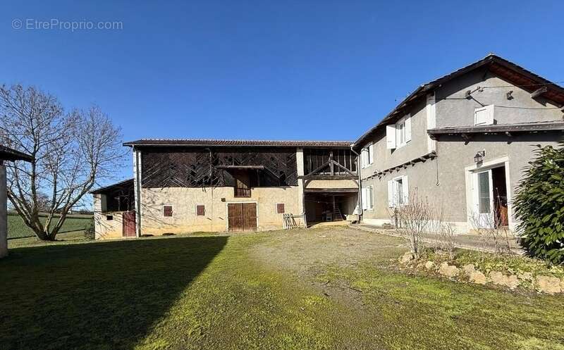 Dpt Hautes Pyrénées (65), à vendre SADOURNIN corps de ferme avec maison T6 de 125m² + grandes dépendances attenantes sur 8280 m² - photo 2