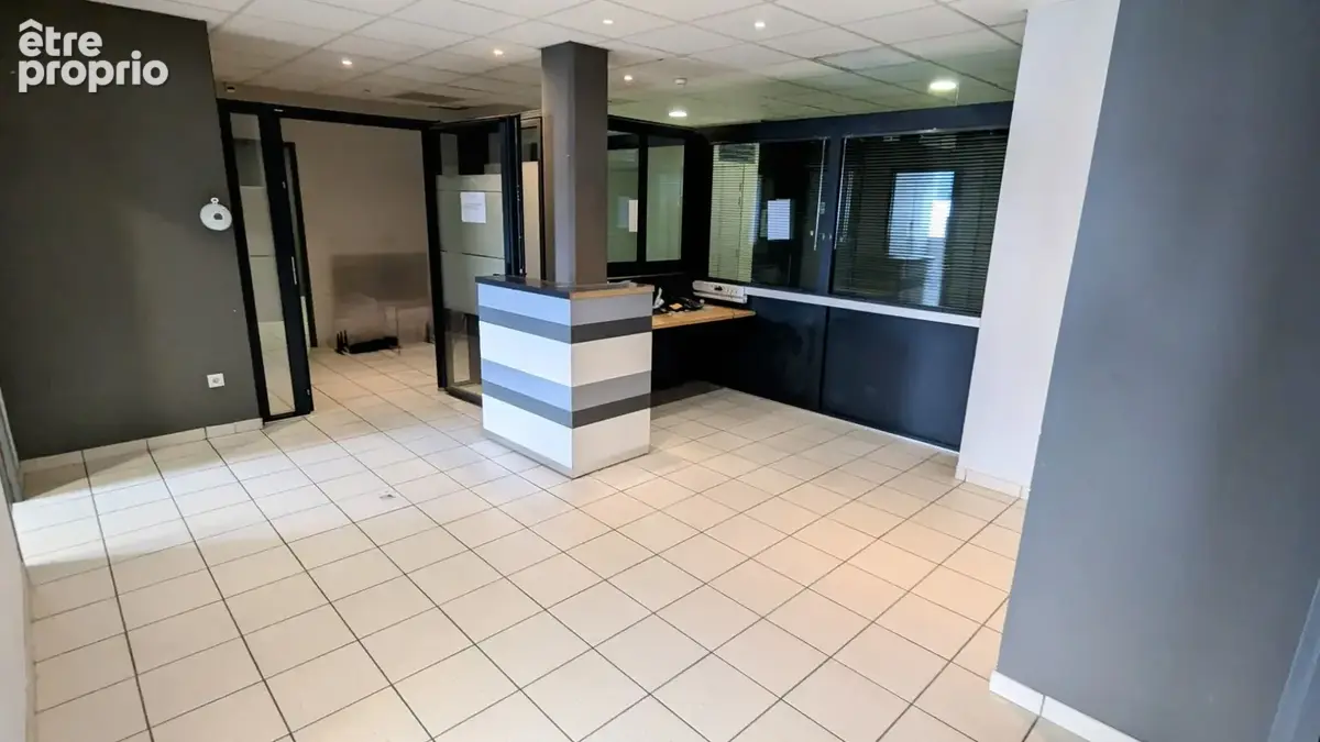 Local professionnel  114 m² - photo 2